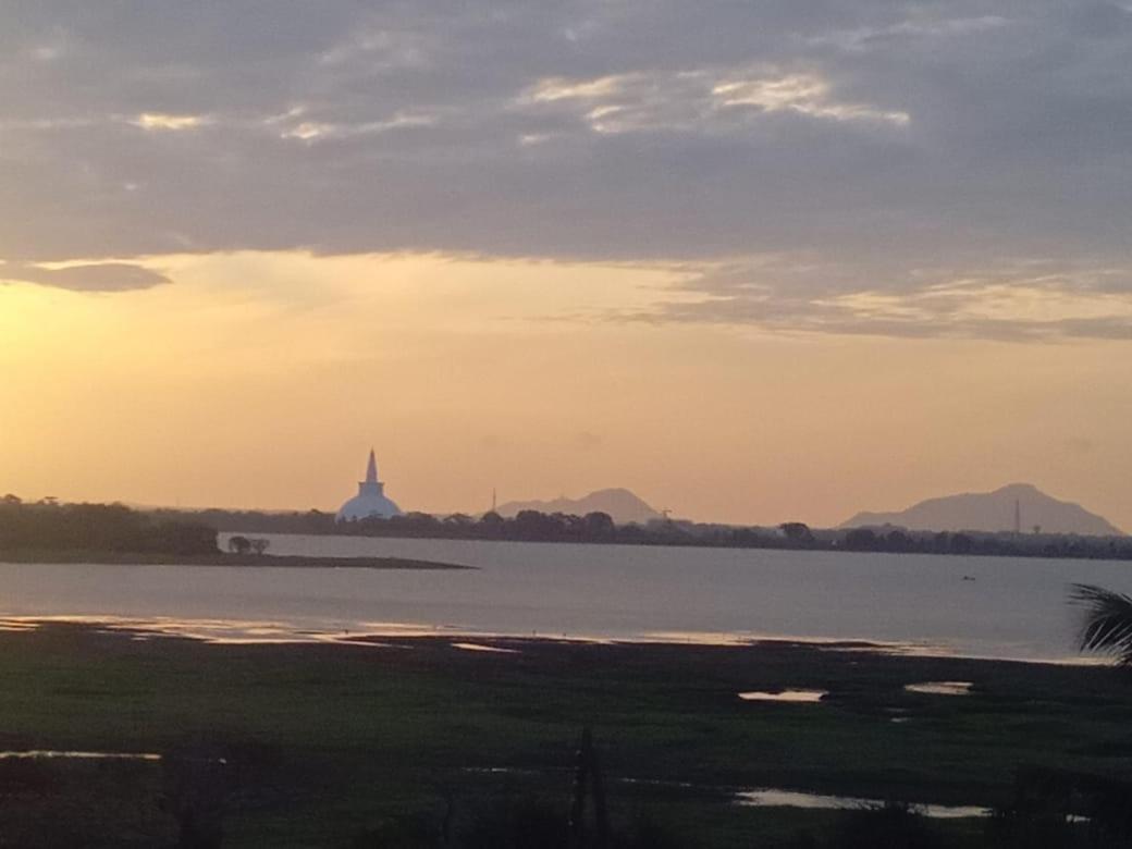 Lake Edge Resort Anuradhapura Exterior photo