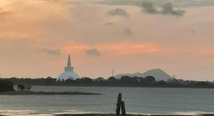 Lake Edge Resort Anuradhapura Exterior photo