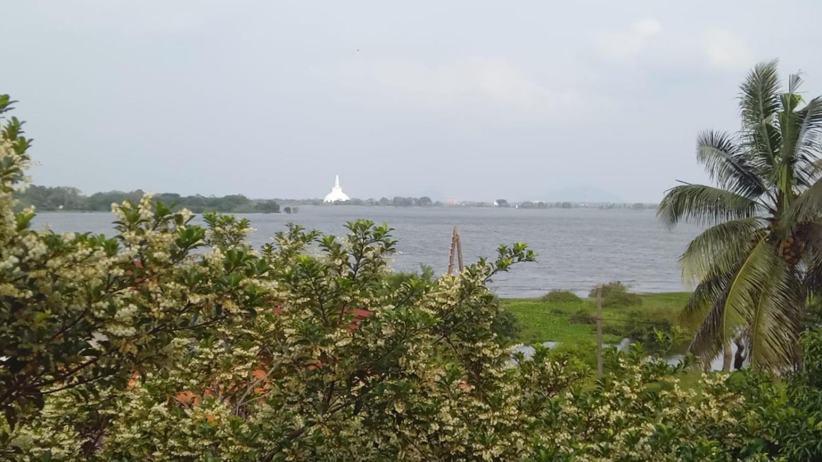 Lake Edge Resort Anuradhapura Exterior photo